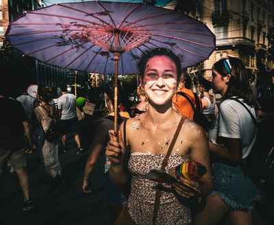 持伞微笑的女人